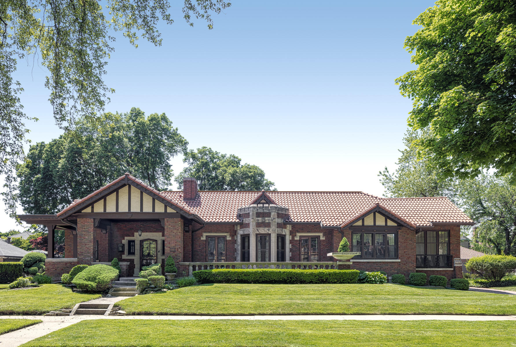 An Eclectic Bungalow - 1918 - Zimmerman, Saxe & Zimmerman - Jackson Park Highlands in Chicago