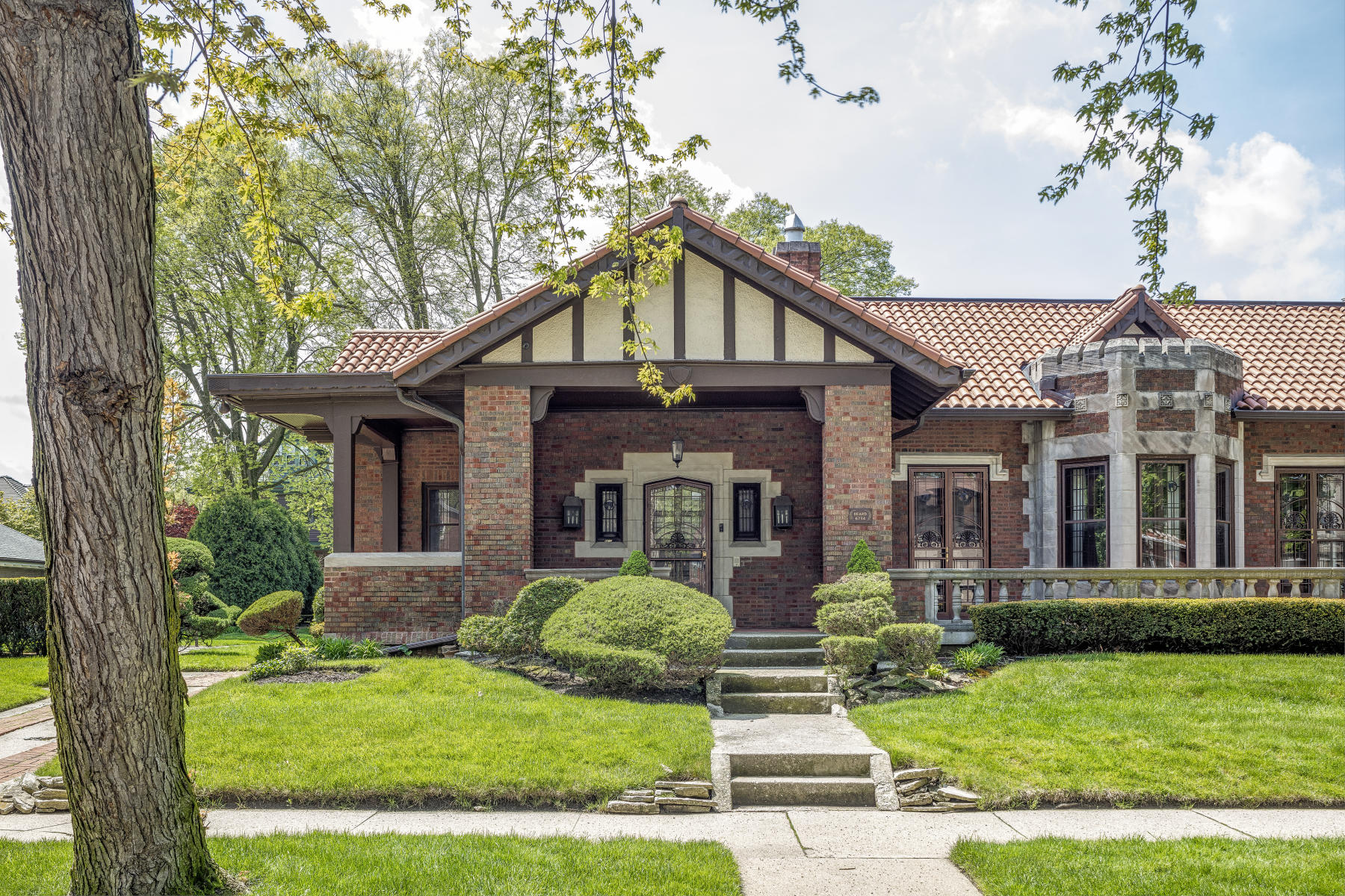 An Eclectic Bungalow - 1918 - Zimmerman, Saxe & Zimmerman - Jackson Park Highlands in Chicago